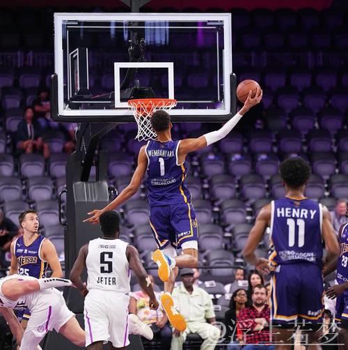 文班亚马谈血栓伤病感受：我哭了，情绪崩溃了五分钟